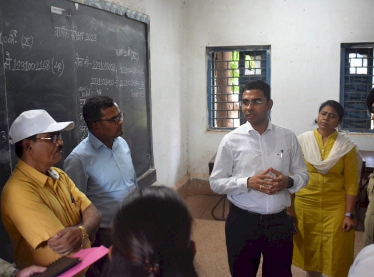 कलेक्टर कुलदीप शर्मा ने दल्लीराजहरा में स्वामी आत्मानंद उत्कृष्ट विद्यालय एवं बीएसपी उच्चतर माध्यमिक विद्यालय क्रमांक 02 का किया निरीक्षण स्वामी आत्मानंद उत्कृष्ट विद्यालय में 15 जून तक निर्माण कार्य पूरा करने के निर्देश दिए