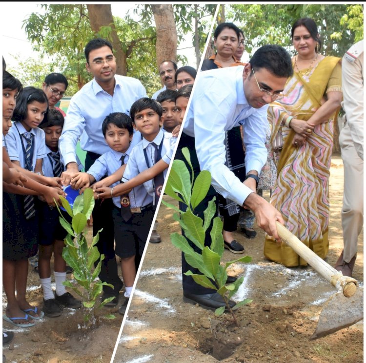 विश्व पर्यावरण के अवसर पर आज कलेक्टर कुलदीप शर्मा एवं अधिकारियों ने स्वामी आत्मानंद उत्कृष्ट अंग्रेजी माध्यम विद्यालय में किया वृक्षारोपण