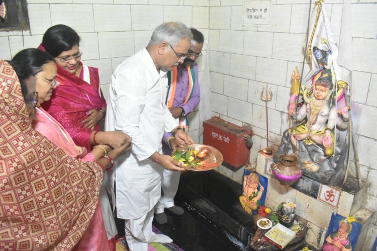 *मुख्यमंत्री श्री भूपेश बघेल ने सावन सोमवार के अवसर पर ग्राम भरदा के शिव मंदिर में की पूजा-अर्चना  *प्रदेशवासियों की सुख-समृद्धि की कामना की*