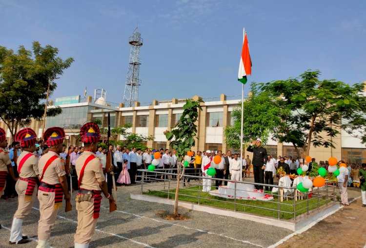 राष्ट्रीय पर्व स्वतंत्रता दिवस के अवसर पर कलेक्टर कुलदीप शर्मा ने संयुक्त जिला कार्यालय में फहराया तिरंगा  स्वतंत्रता दिवस की बधाई एवं शुभकामनाएं दी