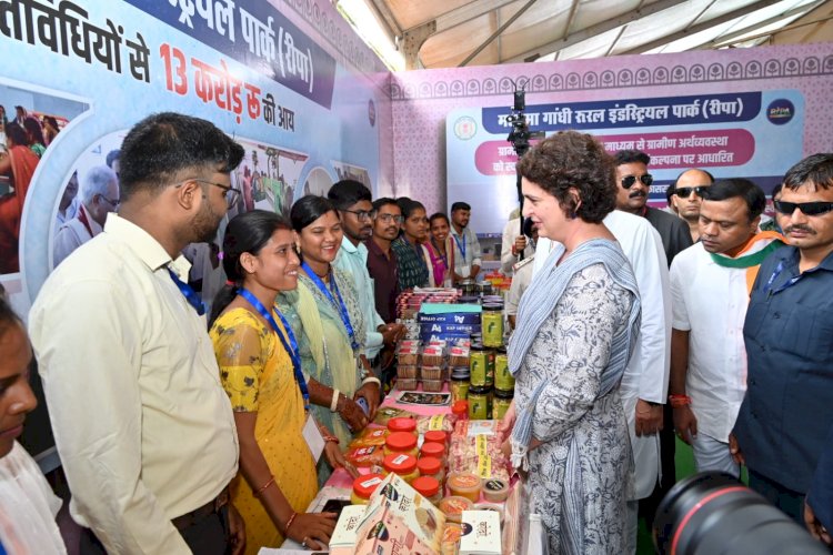 मुख्यमंत्री एवं श्रीमती प्रियंका गांधी ने किया दुर्ग में आयोजित महिला समृद्धि सम्मेलन में बालोद जिले के रीपा के प्रदर्शनी का अवलोकन  जिले के महात्मा गांधी ग्रामीण औद्योगिक पार्क में चल रहे आजीविकामूलक गतिविधियों की सराहना की   