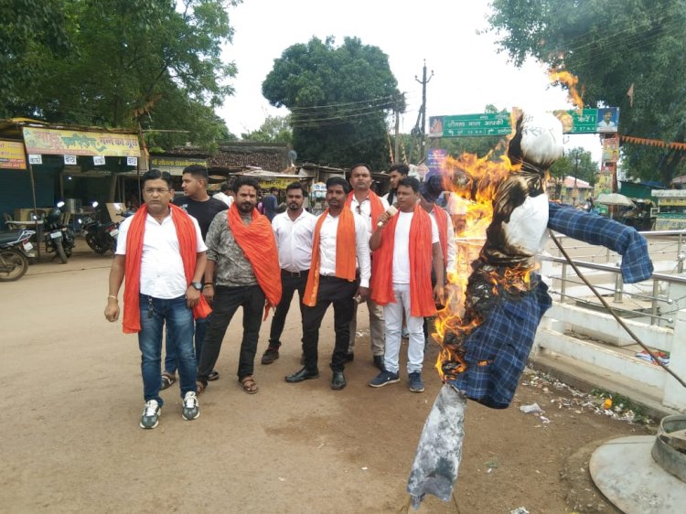   प्रदेश में गौ हत्या और गौ तस्करी के बढ़ते अपराध के ख़िलाफ़ शिवसेना पार्टी द्वारा जिला मुख्यालय बालोद के जय स्तंभ चौक पर शिवसेना ने किया गौ तस्करों का पुतला दहन