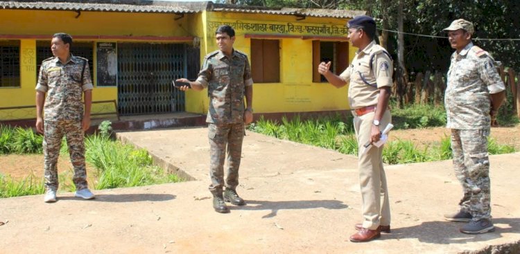 दुर्गम रास्तो से गुजरकर पुलिस कप्तान अपने दल के साथ पहुचे मतदान केंद्र।