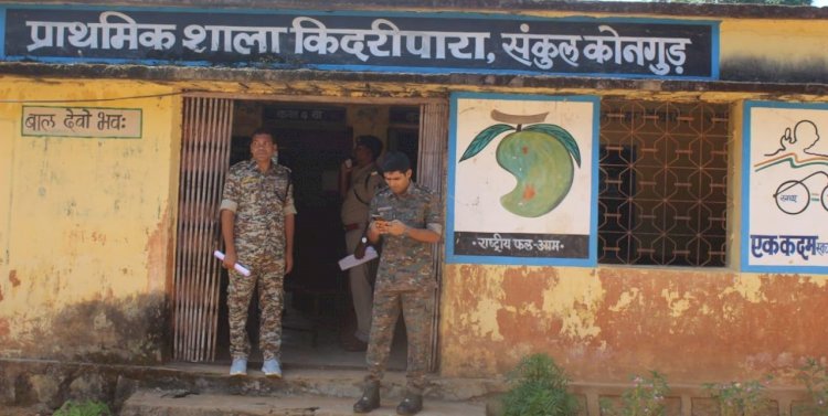दुर्गम रास्तो से गुजरकर पुलिस कप्तान अपने दल के साथ पहुचे मतदान केंद्र।