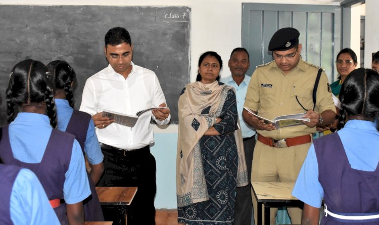 कलेक्टर कुलदीप शर्मा एवं पुलिस अधीक्षक जिंतेंद्र यादव ने किया वनांचल क्षेत्र ग्राम माटरी स्कूल का निरीक्षण    मतदान कंद्र के अवलोकन के साथ-साथ अध्ययन-अध्यापन के व्यवस्था का लिया जायजा