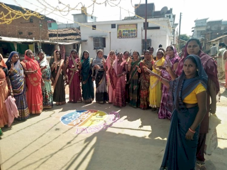 कलेक्टर एवं जिला निर्वाचन कुलदीप शर्मा के निर्देशानुसार गुण्डरदेही परियोजना के विभिन्न ग्रामों में किया गया मतदाता जागरूकता अभियान का आयोजन    महिलाओं ने ली अनिवार्य रूप से मताधिकार का प्रयोग करने की शपथ, रंग-बिरंगे रंगोली बनाकर एवं नारे लिखकर दिया मतदाता जागरूकता का संदेश