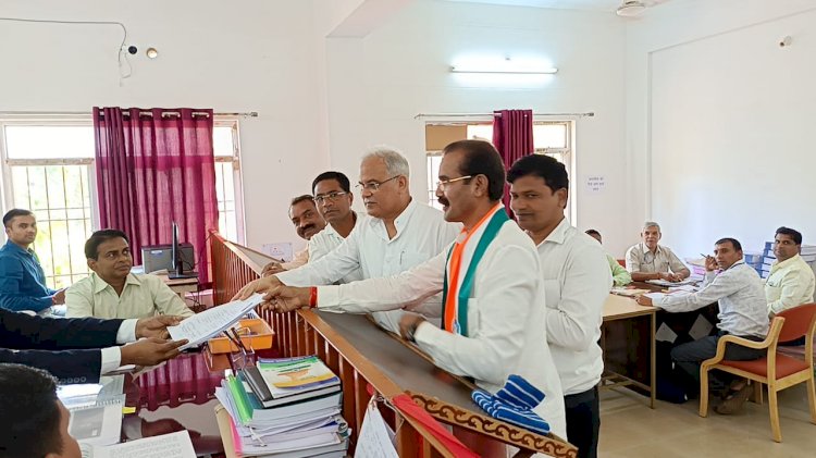 CHIEFE MINISTER भूपेश बघेल के उपस्थिति में गुंडरदेही विधानसभा क्षेत्र से भारतीय राष्ट्रीय कांग्रेस पार्टी के अधिकृत प्रत्याशी  कुंवर सिंह निषाद  नामांकन दाखिल किया।