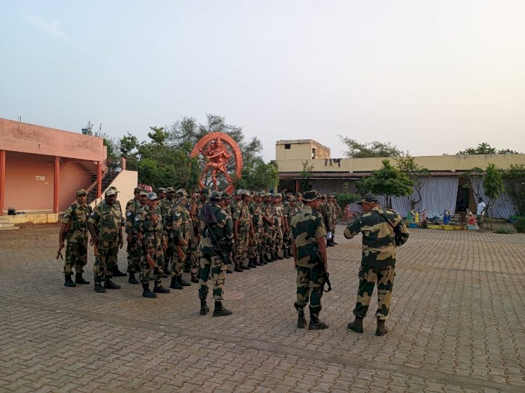 • पुलिस अधीक्षक जितेंद यादब के निर्देशानुसार  विधानसभा निर्वाचन 2023 हेतु थाना अर्जुन्दा क्षेत्र में केन्द्रीय पुलिस BSF बल के साथ नगर अर्जुन्दा में फ्लैग मार्च पास्ट किया गया।