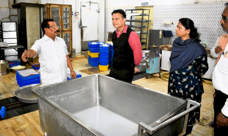 कलेक्टर इंदजीत सिंग चंद्रवाल ने जिला मुख्यालय बालोद में दुध गंगा का निरीक्षण कर व्यवस्थाओं का लिया जायजा     उत्पादन बढ़ाने हेतु आवश्यक उपाय सुनिश्चित करने के दिए निर्देश