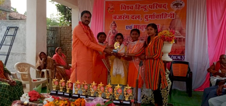 दुर्गावाहिनी की बहनों ने किया माता पिता का पूजन,विहिप बजरंग दल ने किया सम्मान