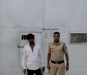 पुलिस अधीक्षक बालोद एस.आर.भगत के निर्देशानुसार थाना प्रभारी रविशंकर पाण्डे टीम गठित कर बंजारी धाम मंदिर में चोरी करने वाले आरोपी लक्ष्मीनारायण गंधर्व को किया गिरफ्तार   ग्राम कोरगुड़ा से भी आरोपी ने किया था मोटर सायकल क्रमांक सीजी 24 जे 5883 को पार पूर्व में भी चोरी के अपराधों में जा चुका है जेल