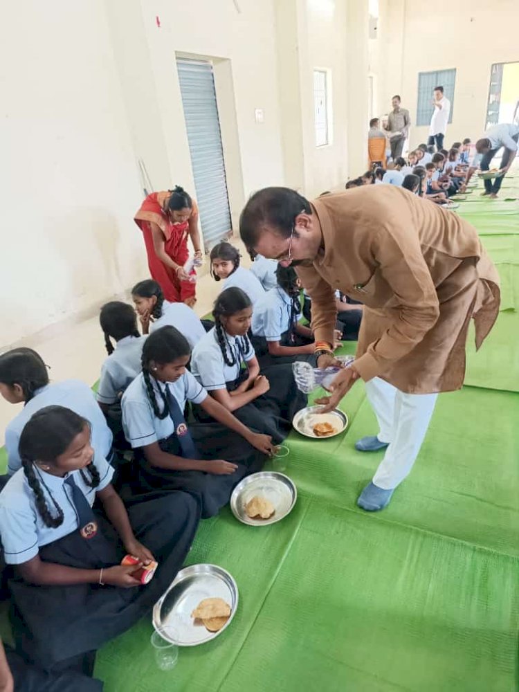 विधायक ने शुरू की न्योता भोजन की बेहतरीन पहल अपनी नातिन के साथ साथ छात्रा कल्याणी  का मनाया गया जन्मदिन.....