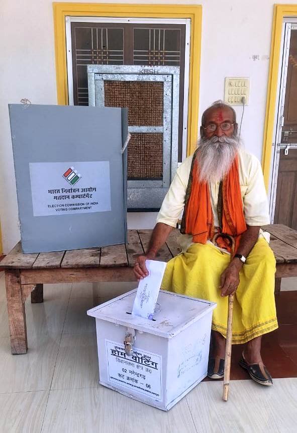 96 वर्षीय पुजारी रामसिपाही ने किया घर पर मतदान
