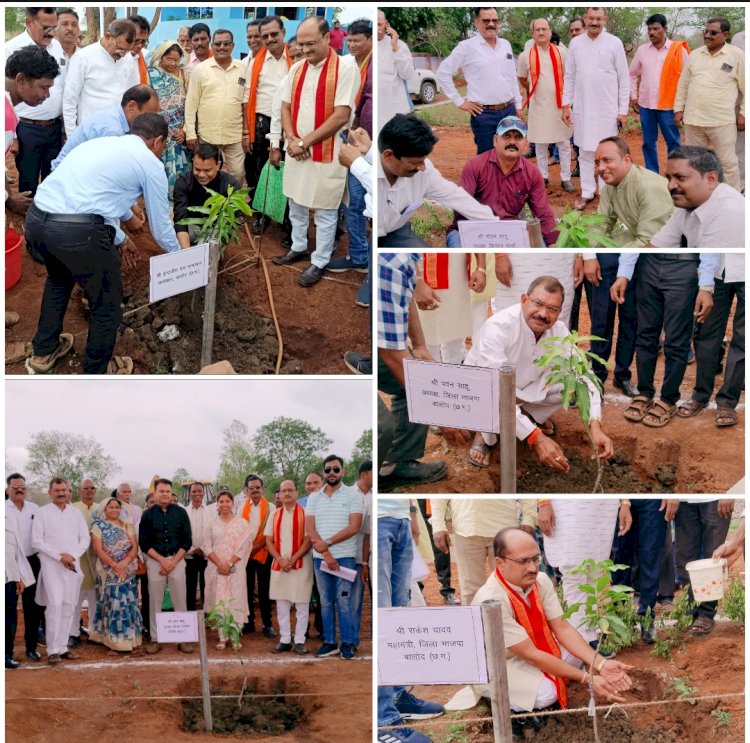 कलेक्टर इन्द्रजीत सिंह चन्द्रवाल एवं भाजपा जिला अध्यक्ष पवन साहु सहित जनप्रतिनिधियों, गणमान्य नागरिकों एवं अधिकारी-कर्मचारियों ने शक्कर कारखाना करकाभाट में किया वृक्षारोपण रोपे गए पौधों का समुचित देखभाल सुनिश्चित करने के दिए निर्देश