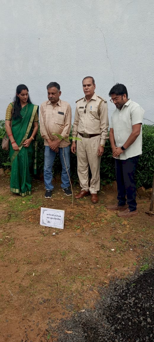 एक पेड़ मां के नाम” अभियान के तहत किया गया वृक्षारोपण,पर्यावरण संरक्षण के लिये वृक्षारोपण है जरूरी।  वन परिक्षेत्र बिहारपुर के स्टाफ और नर्सिंग कालेज के बच्चों ने लगाये पौधे।