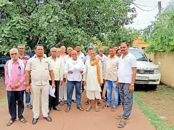 जिले के गुंडरदेही ब्लाक अंतर्गत ग्राम पंचायत कलंगपुर की सरपंच पर शासकीय जमीन पर कब्जा    अवैध अतिक्रमण को लेकर ग्रामीणों ने अनुभागीय अधिकारी को सौपा ज्ञापन