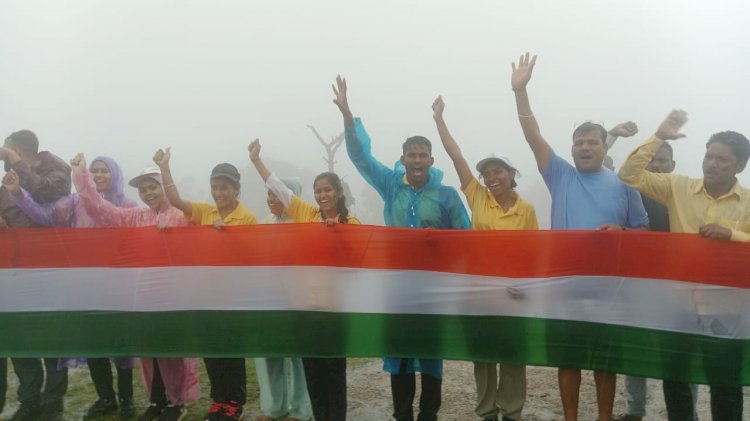 छत्तीसगढ़ की सबसे ऊंची चोटी गौरलाटा 1225 मीटर पर स्वतंत्रता दिवस पर माउंटेन ट्रैकर यशवंत टंडन ने लहराया 77 फीट लंबा तिरंगा