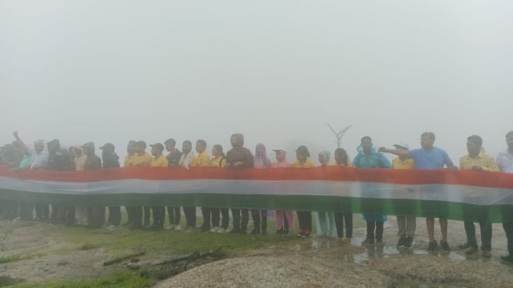 छत्तीसगढ़ की सबसे ऊंची चोटी गौरलाटा 1225 मीटर पर स्वतंत्रता दिवस पर माउंटेन ट्रैकर यशवंत टंडन ने लहराया 77 फीट लंबा तिरंगा