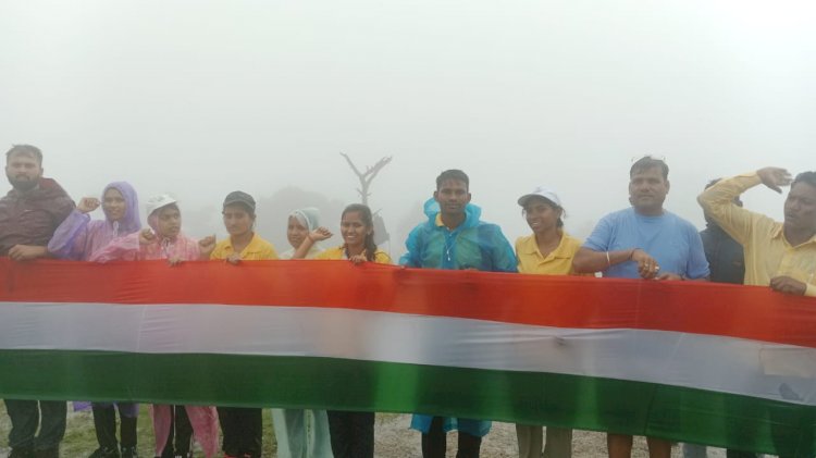 छत्तीसगढ़ की सबसे ऊंची चोटी गौरलाटा 1225 मीटर पर स्वतंत्रता दिवस पर माउंटेन ट्रैकर यशवंत टंडन ने लहराया 77 फीट लंबा तिरंगा