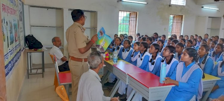 स्वामी आत्मानंद विद्यालय चिल्हाटी में पुलिस विभाग द्वारा यातायात नियमों की दी गई जानकारी