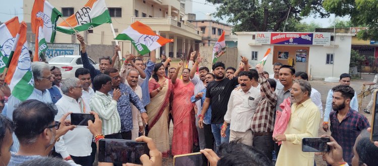 विपक्ष के नेता राहुल गांधी के खिलाफ केंद्रीय मंत्री रवनीत सिंह बिट्टू और शिवसेना (शिंदे) विधायक संजय गायकवाड़ द्वारा अमर्यादित भाषा का प्रयोग करने के खिलाफ   बालोद जिला जिला काग्रेस कमेटी और जिला युवा काग्रेस द्वारा जयस्तंभ चौक में दोनो नेताओं का पुतला दहन कर विरोध प्रदर्शन