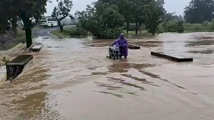 CG - भारी बारिश से इस जिले के कई गांव टापू में तब्दील...सड़क टूटने से जिला मुख्यालय से कटे कई इलाके, जन जीवन अस्त व्यस्त.....