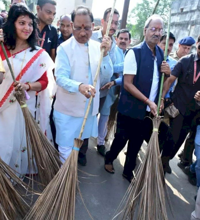 “स्वच्छ भारत” सदर बाजार इलाके में CM विष्णुदेव साय और MP बृजमोहन अग्रवाल ने लगाया झाडू