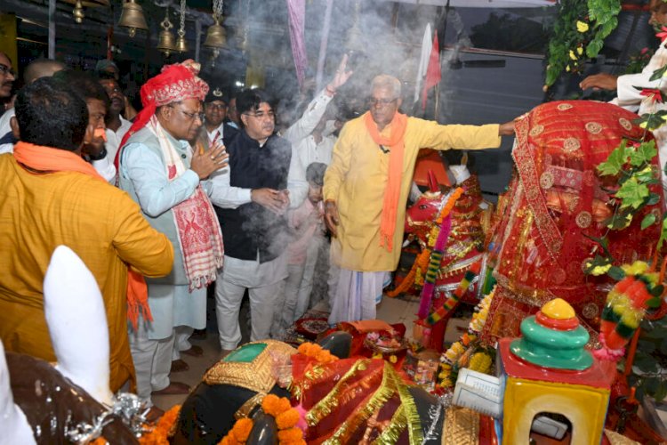 मुख्यमंत्री साय ने की अंगार मोती दाई की पूजा-अर्चना, माता को 108 मीटर चुनरी भेंटकर प्रदेशवासियों के सुख-समृद्धि और खुशहाली की कामना की