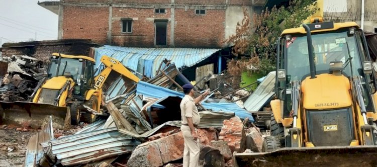 डबल मर्डर केस में बड़ा एक्शन, आरोपी के अवैध मकान और गोदाम पर चला बुलडोजर…जानिए मामला…!!