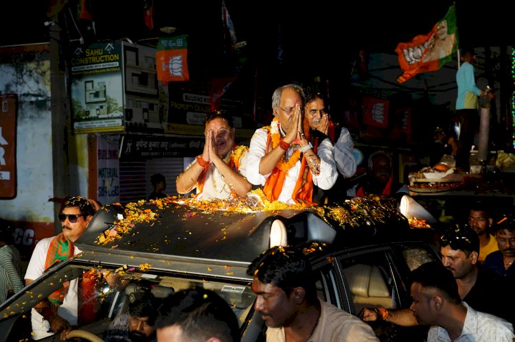 भव्य रोड शो में  भारतीय जनता पार्टी के वरिष्ठ नेता और रायपुर सांसद  बृजमोहन अग्रवाल तथा विधायक एवं पूर्व मंत्री  राजेश मूणत के नेतृत्व में जनसैलाब उमड़ पड़ा